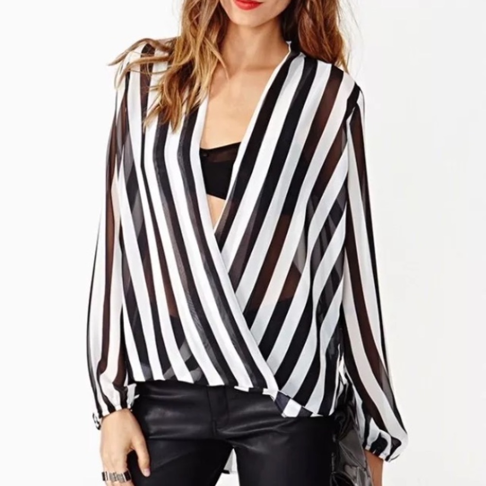 NWOT Twisted Lines Blouse sz S